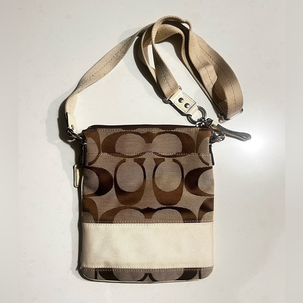 Coach Signature Swingpack Crossbody bag